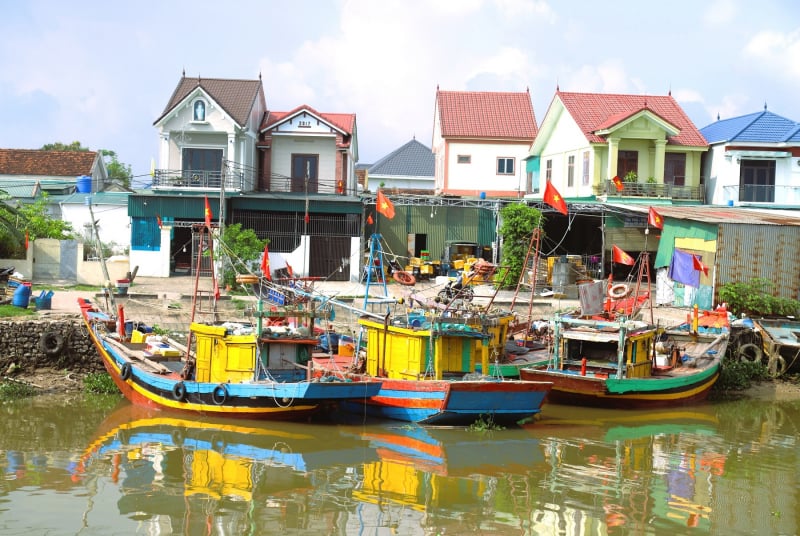 Cờ Tổ quốc tô điểm không gian  làng biển tại Nghệ An -0
