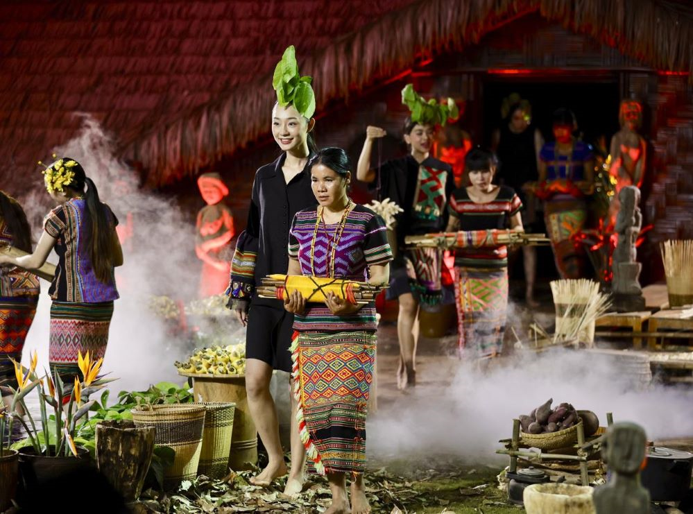 Người mẫu chuyên nghiệp và người dân địa phương cùng trình diễn bộ trang phục thổ cẩm.
