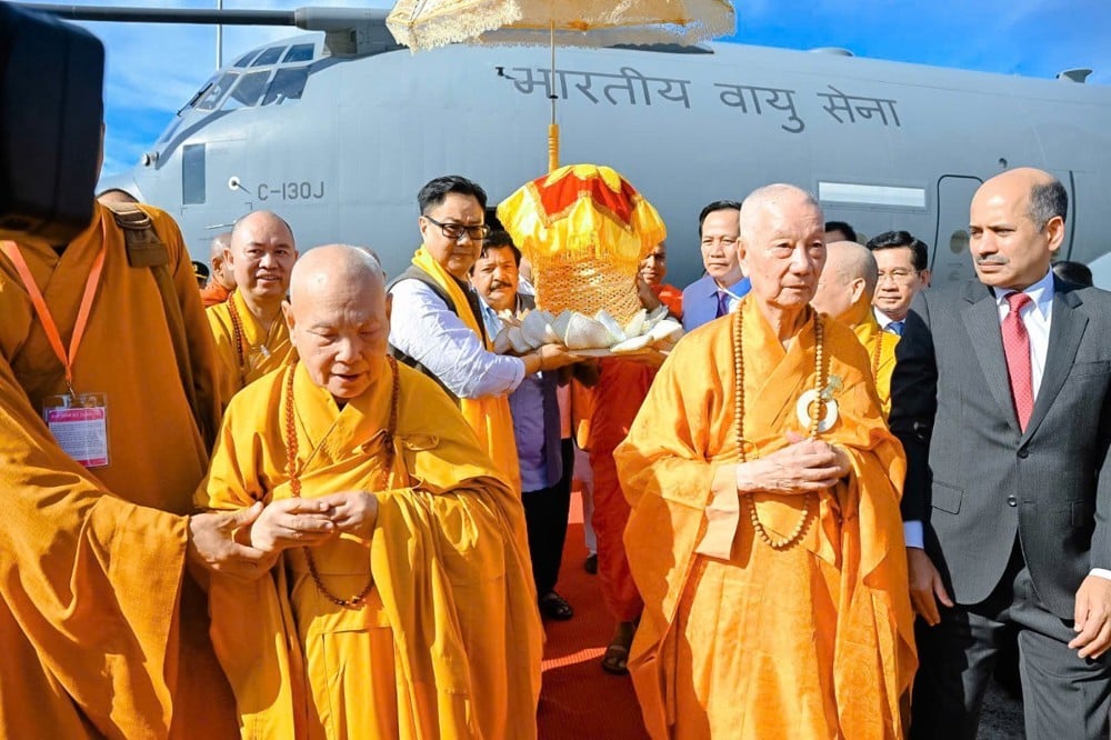 Xá lợi Đức Phật Thích Ca được cung rước từ sân bay Tân Sơn Nhất về Học viện Phật giáo Việt Nam tại Thành phố Hồ Chí Minh. (Ảnh: TTXVN phát)