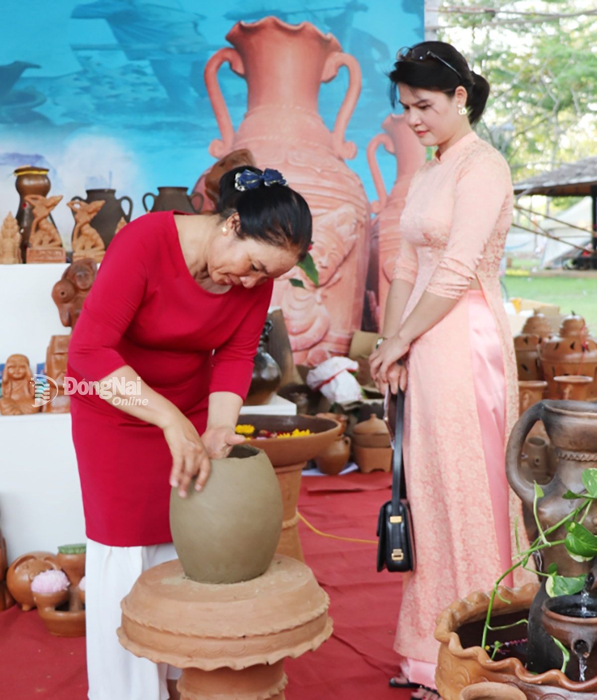 Nghệ nhân gốm Bàu Trúc trình diễn làm gốm truyền thống ngay tại gian trưng bày tại
Festival Gốm Đồng Nai 2025.