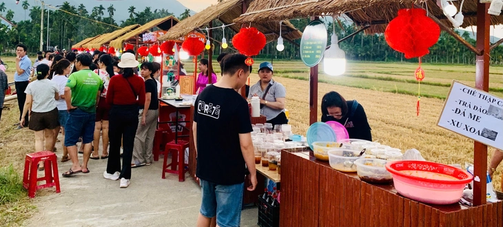 Hơn 18.000 người ra giữa cánh đồng thưởng thức ẩm thực làng quê - Ảnh 1.