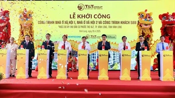 Delegates performed the groundbreaking ceremony for the social housing and hotel projects of Phuoc Tho 1 & 2 Residential Area project.