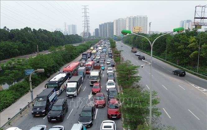 Người dân ùn ùn trở lại Thủ đô sau kỳ nghỉ lễ