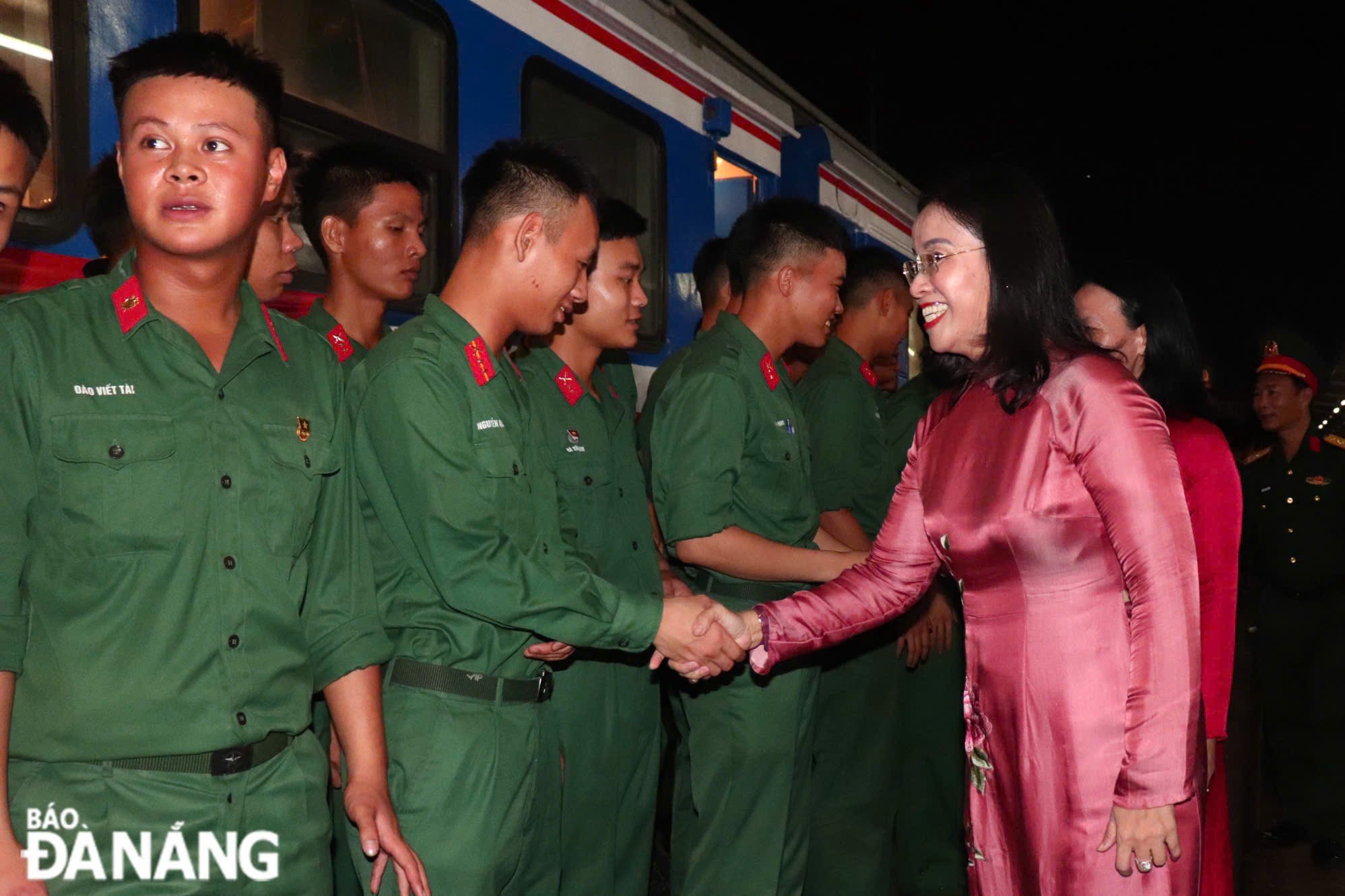 Phó Chủ tịch UBND thành phố Nguyễn Thị Anh Thi động viên các cán bộ, chiến sĩ. Ảnh: KHÁNH NGÂN
