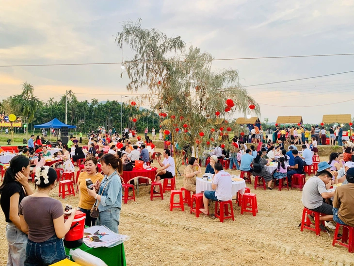 Hơn 18.000 người ra giữa cánh đồng thưởng thức ẩm thực làng quê - Ảnh 3.