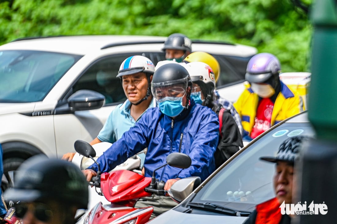 Près de 7km d'embouteillages à Hanoi même si les vacances ne sont pas encore terminées, même à midi il n'y a toujours aucun moyen d'éviter les embouteillages - Photo 8.
