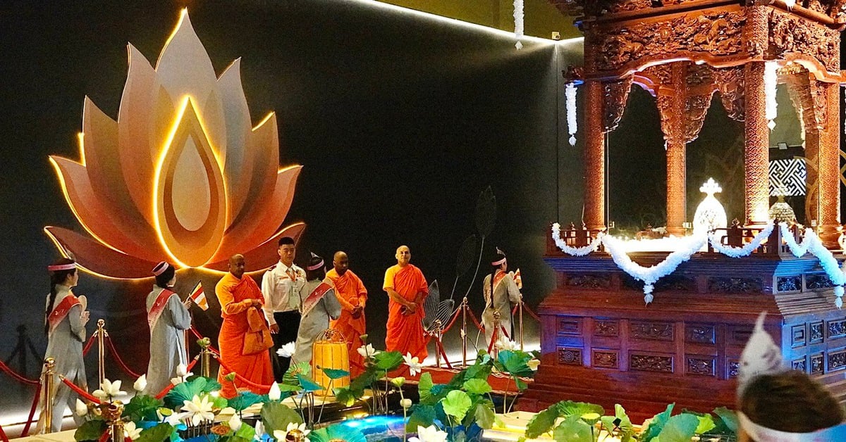 មកដល់វត្ត Thanh Tam នៅពាក់កណ្តាលអធ្រាត្រ រង់ចាំថ្វាយបង្គំព្រះសារីរិកធាតុ