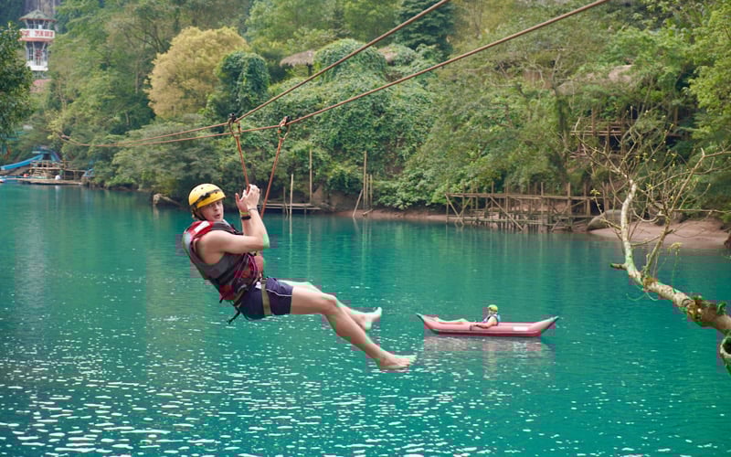 Trải nghiệm đu zipline tại sông Chày-hang Tối.