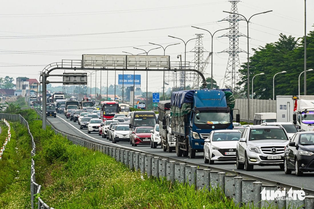 Près de 7km d'embouteillages à Hanoi même si les vacances ne sont pas encore terminées, même à midi il n'y a aucun moyen d'éviter les embouteillages - Photo 5.