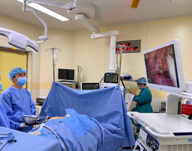 Cứu người đàn ông xuất huyết tiêu hóa nặng do u ruột non - Ảnh 1.