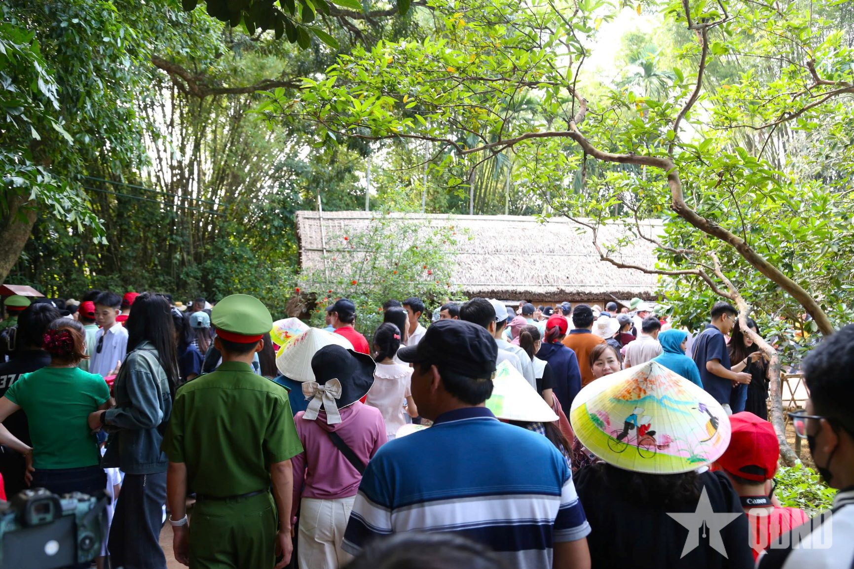 People visiting Uncle Ho's hometown were very crowded but solemn and orderly.