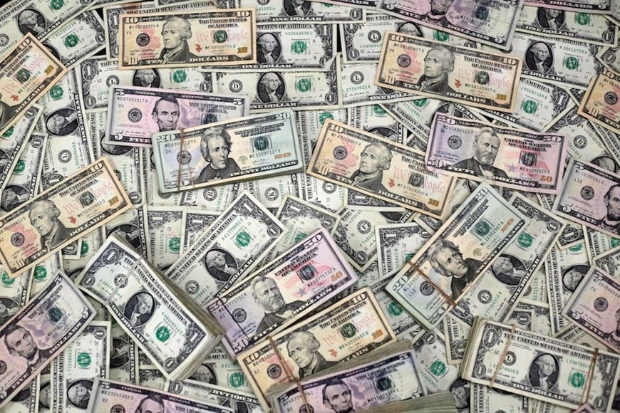  Tỷ giá USD hôm nay, 3-5: Đồng USD giảm nhẹ, vẫn trụ trên mốc 100. Ảnh: Reuters