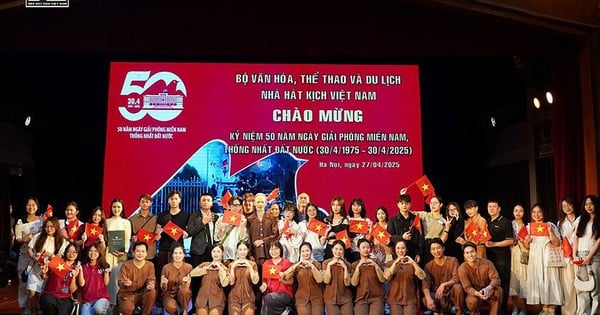 Xem kịch và cùng nghệ sĩ hát Quốc ca
