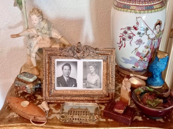 Bức ảnh vua cha Bảo Đại và mẹ ông, bà Christiane Bloch-Carcenac, được đặt trang trọng trên chiếc bàn cạnh ghế sô pha, trong phòng khách ở căn hộ của ông. (Ảnh: Thu Hà/Vietnam+)