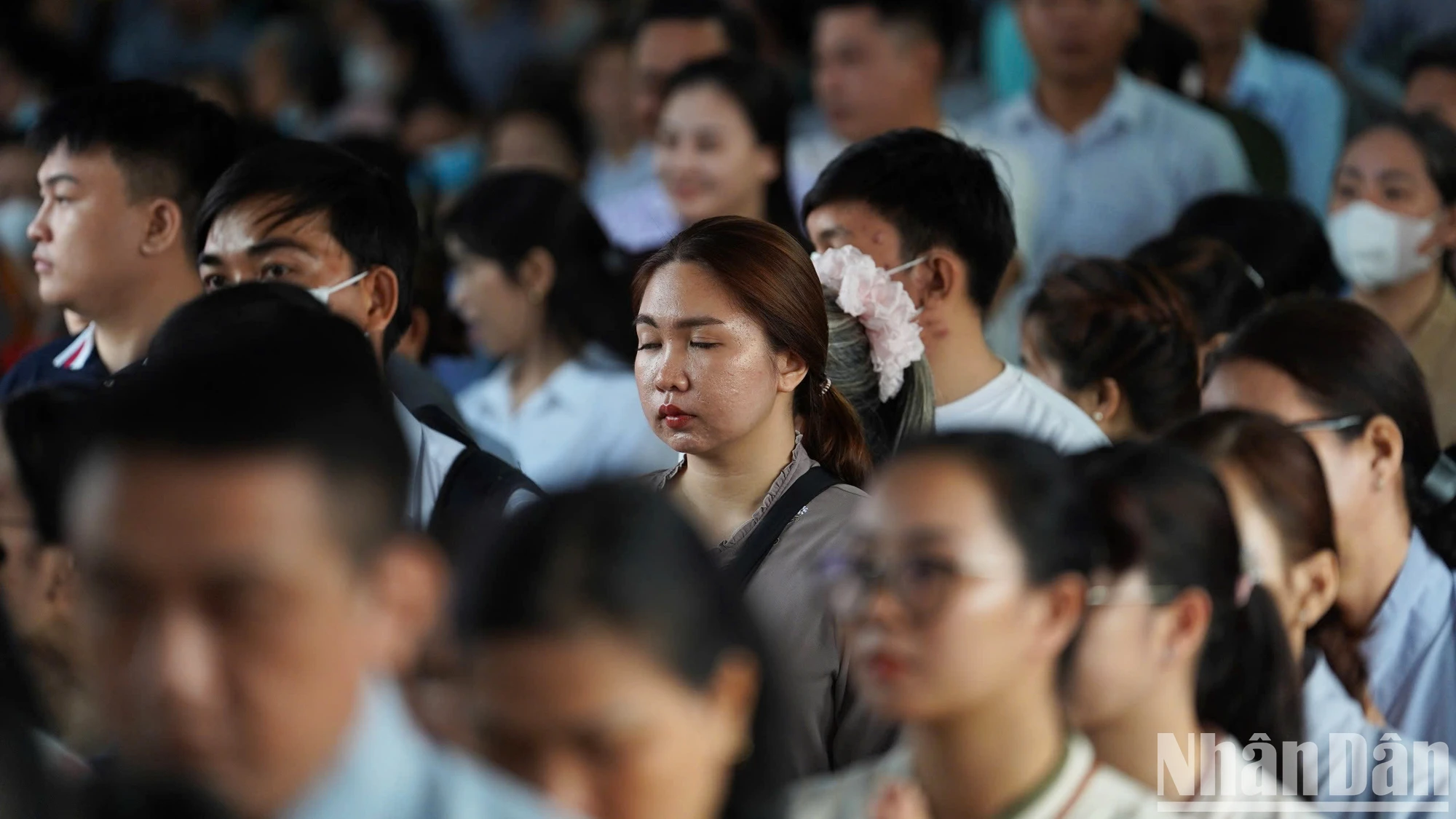 [Ảnh] Hàng ngàn phật tử chờ chiêm bái xá lợi Đức Phật ở huyện Bình Chánh ảnh 3