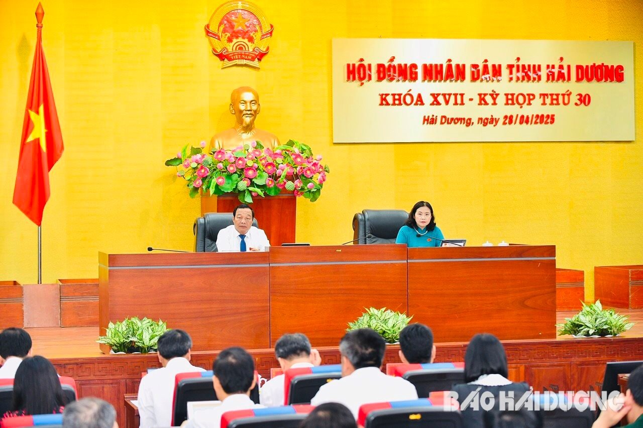 សមមិត្ត Le Van Hieu អនុលេខាគណៈកម្មាធិការបក្សខេត្ត ប្រធានក្រុមប្រឹក្សាប្រជាជនខេត្ត ប្រធានគណៈប្រតិភូរដ្ឋសភាខេត្ត និងសមមិត្ត Nguyen Thi Ngoc Bich សមាជិកគណៈកម្មាធិការអចិន្ត្រៃយ៍បក្សខេត្ត អនុប្រធានអចិន្ត្រៃយ៍ក្រុមប្រឹក្សាប្រជាជនខេត្ត បានដឹកនាំកិច្ចប្រជុំ។