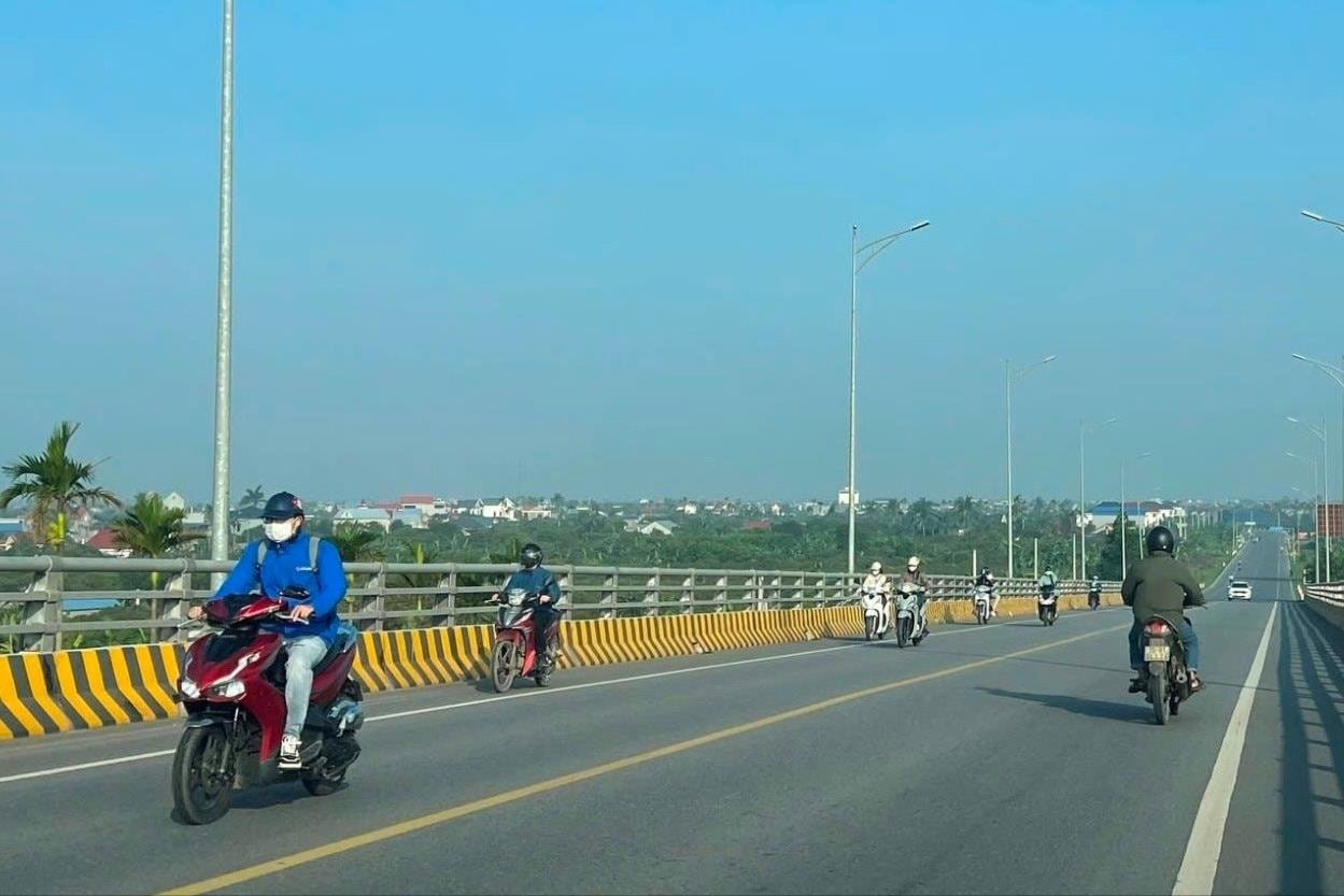 Das Leben der Menschen in der Region Ha Dong hat sich dank der Quang Thanh-Brücke verändert.
