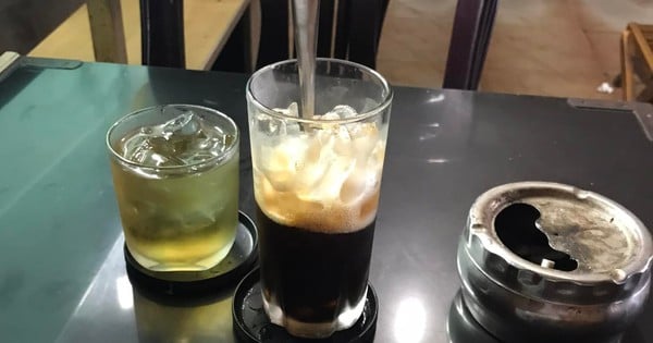 Giao ban quanh bàn cà phê