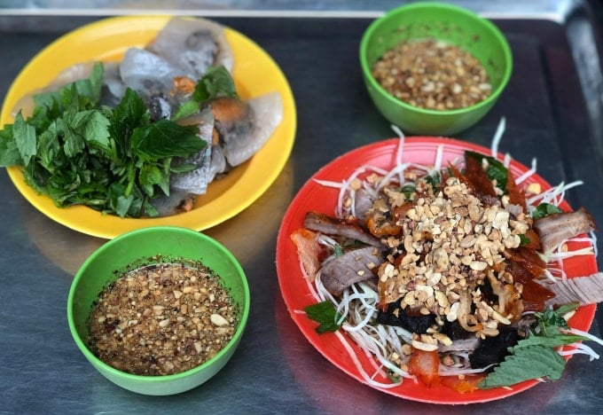 Nộm bò khô ăn cùng bánh bột lọc. Ảnh: Ban Mai