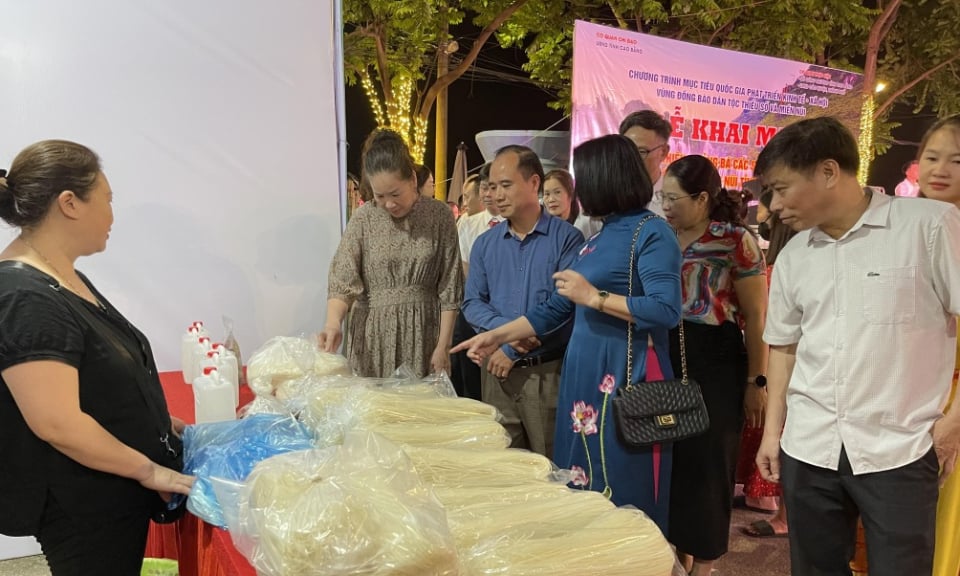 Khai mạc chuỗi phiên chợ giới thiệu, quảng bá sản phẩm vùng đồng bào dân tộc thiểu số và miền núi năm 2025 - Báo Cao Bằng điện tử
