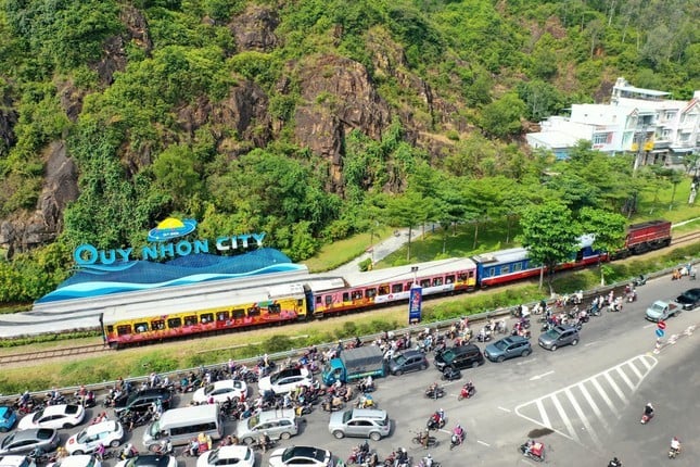 Chuyến tàu du lịch miễn phí mang tên &quot;Hành trình văn hóa về miền Đất Võ&quot;, đưa du khách trải nghiệm không gian văn hóa độc đáo của “xứ Nẫu”.
