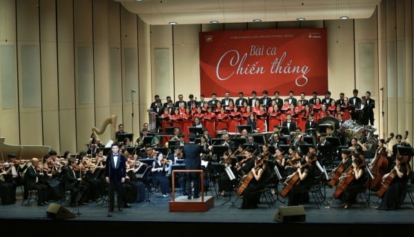 Chương trình nghệ thuật &quot;Bài ca chiến thắng&quot; tại Nhà hát Hồ Gươm.