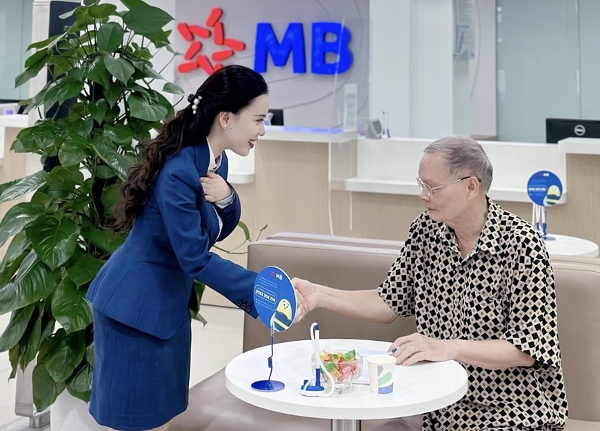 Khách hàng giao dịch tại Ngân hàng Thương mại cổ phần Quân đội (MB). Ảnh: PHƯƠNG ANH