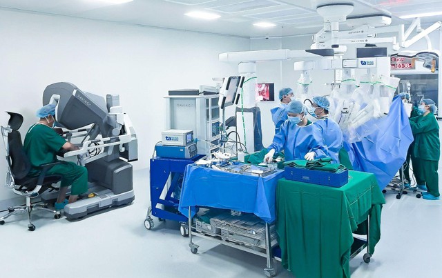 TP HCM có “Siêu Robot” bốn cánh tay giúp bác sĩ mổ hơn 120 loại bệnh nguy hiểm- Ảnh 1.