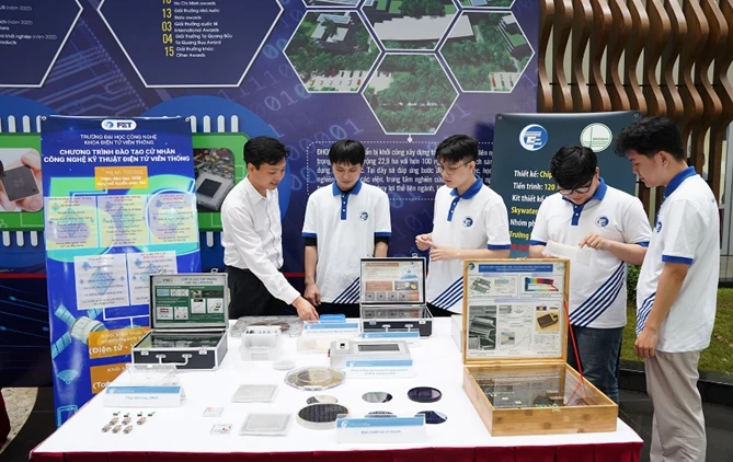 More member schools of Hanoi National University train semiconductor technology