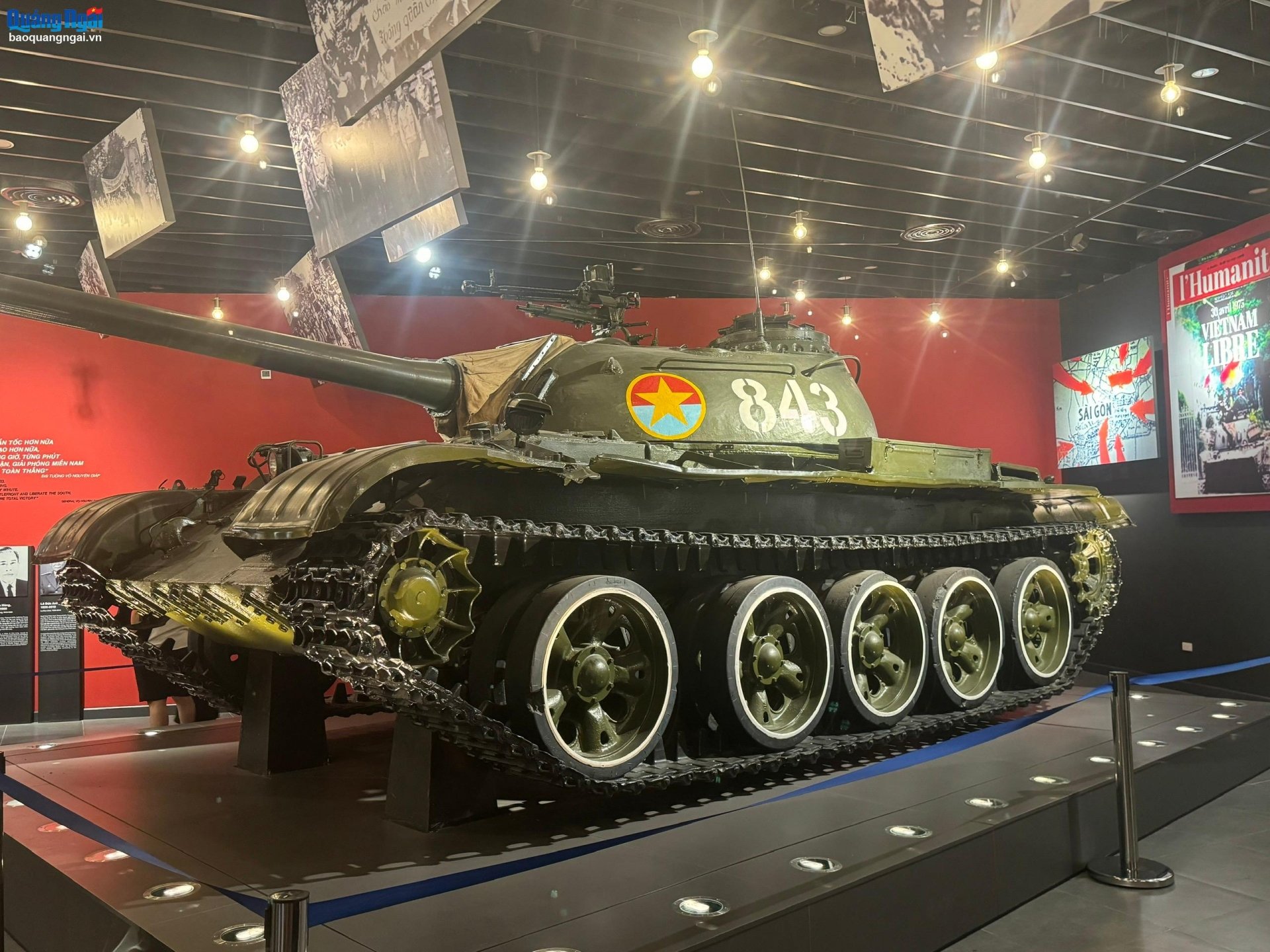كانت الدبابة T-54B التي تحمل الرقم 843 والتي تنتمي إلى السرية 4، الكتيبة 1، اللواء المدرع 203، الفيلق 2 واحدة من أول دبابتين صدمتا قصر الاستقلال في ظهر يوم 30 أبريل 1975 وهي معروضة حاليًا في متحف التاريخ العسكري الفيتنامي.