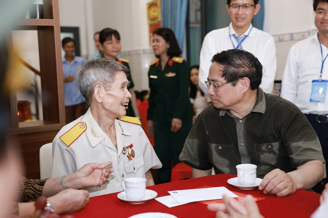 Thủ tướng Phạm Minh Chính viếng Nghĩa trang Hàng Dương, thăm cựu tù Côn Đảo