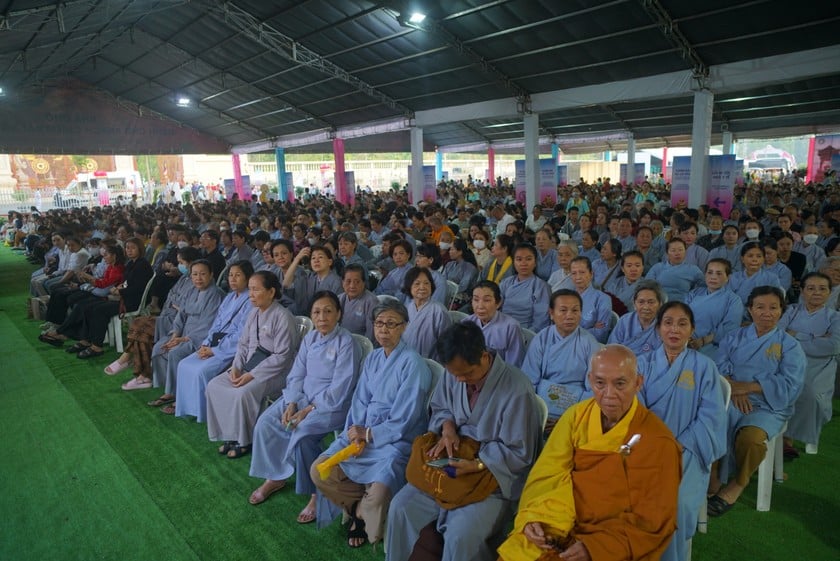 Người dân ngồi đợi để được chiêm bái xá lợi Đức Phật tại chùa Thanh Tâm. Ảnh: BTC