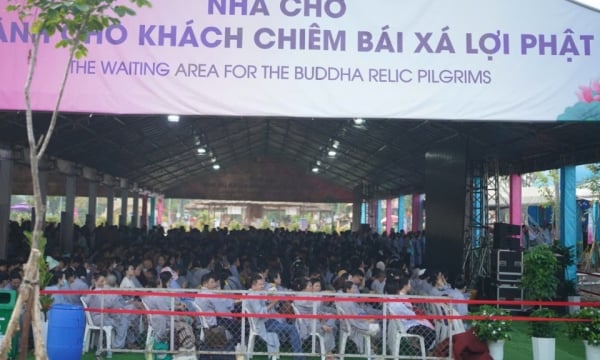 Đông đảo người dân cung kính chiêm bái xá-lợi Đức Phật lần đầu đến Việt Nam