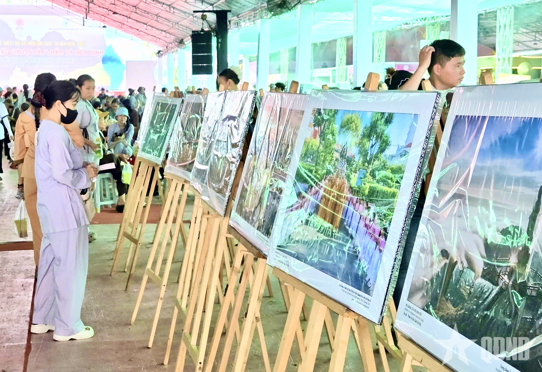  Công chúng, phật tử tham quan triển lãm.
