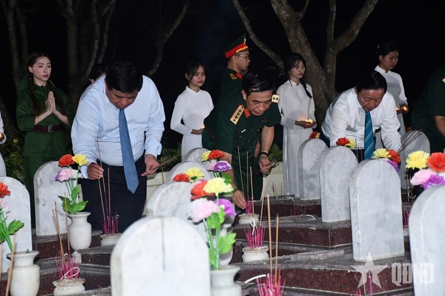 Đại tướng Phan Văn Giang, Ủy viên Bộ Chính trị, Phó bí thư Quân ủy Trung ương, Bộ trưởng Bộ Quốc phòng và các đại biểu thắp hương tri ân các anh hùng liệt sĩ tại Nghĩa trang Liệt sĩ Quốc gia Trường Sơn, tháng 5-2024. Ảnh: MINH TÚ        