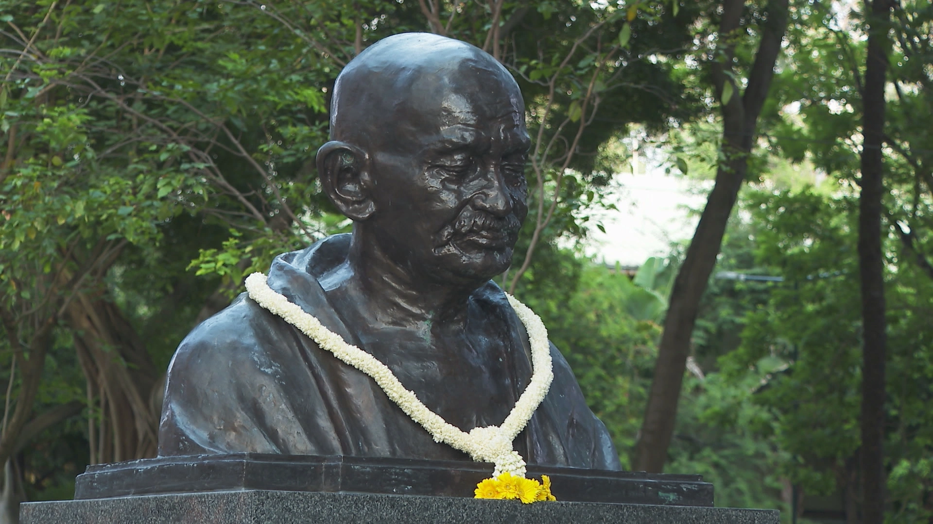 Lãnh đạo Ấn Độ dâng hoa tượng lãnh tụ Mahatma Gandhi tại TP.HCM