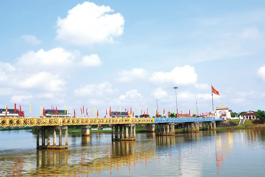 Bên ven bờ Hiền Lương...