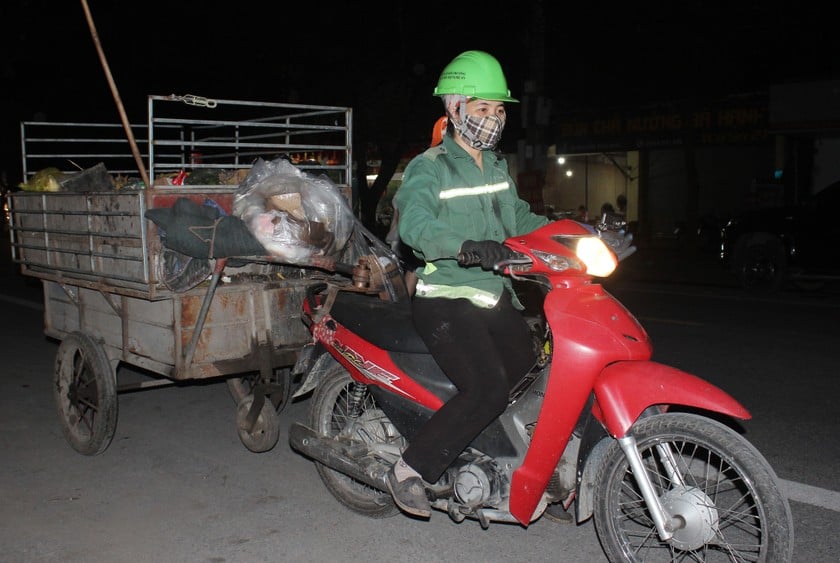 Dọn xong điểm này, chị Huyền tiếp tục đi tới điểm tiếp theo. Ảnh: Thiên Ý.