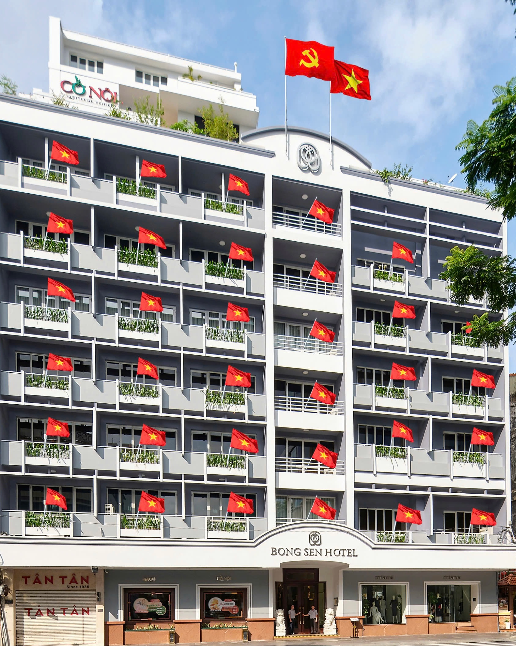 Các khách sạn, khu mua sắm, nhà dân ở TP.HCM đều trang hoàng rực rỡ, treo cờ đỏ sao vàng chào mừng kỷ niệm 50 năm ngày Giải phóng miền Nam, thống nhất đất nước. (Ảnh: Sở Du lịch TP.HCM)