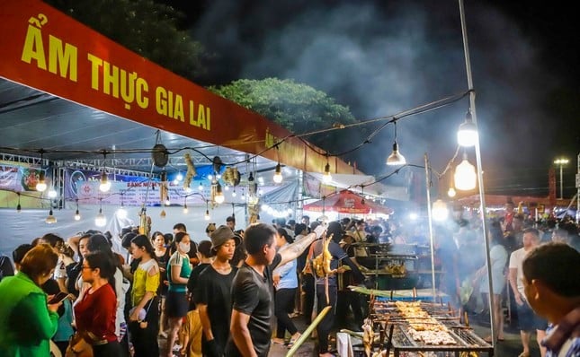 Dòng người chen chân thưởng thức ẩm thực tại phố biển Quy Nhơn