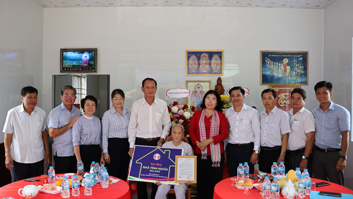Lễ trao tặng nhà tình nghĩa cho gia đình chính sách