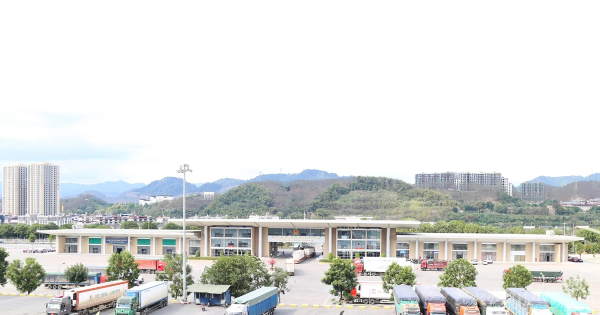 Gần 800 xe chở hàng xuất - nhập khẩu thông quan qua Cửa khẩu Kim Thành