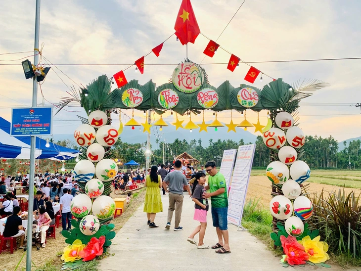 Hơn 18.000 người ra giữa cánh đồng thưởng thức ẩm thực làng quê - Ảnh 4.