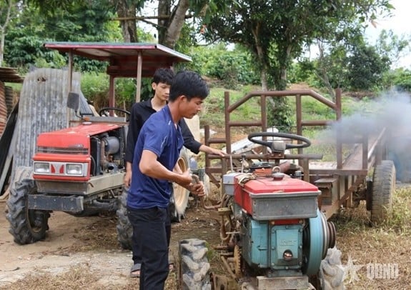 Sau học nghề, anh Nịnh Văn Ninh, xã Nâm Đ’nir, huyện Krông Nô, tỉnh Đắk Nông đã sửa chữa được các loại máy nông nghiệp.