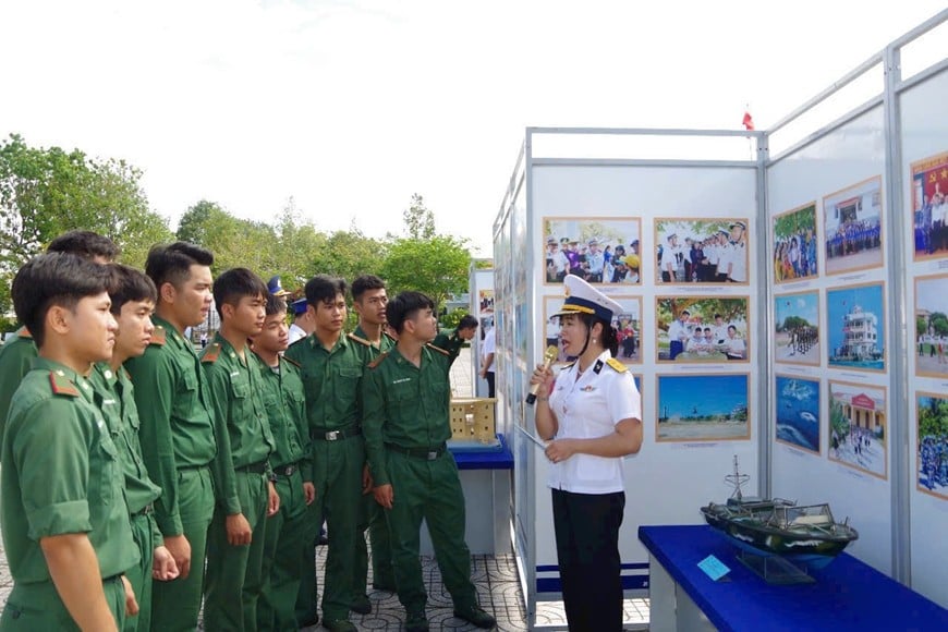 Các chiến sĩ thuộc các đơn vị trên địa bàn TP Hồ Chí Minh tham quan triển lãm. 