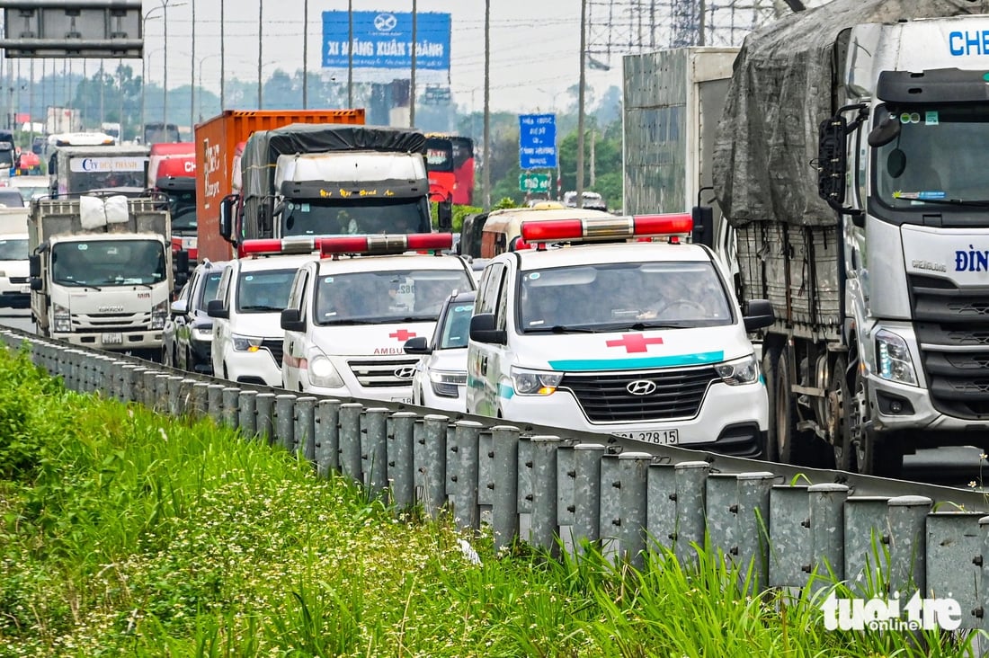 Près de 7km d'embouteillages à Hanoi même si les vacances ne sont pas encore terminées, même à midi il n'y a aucun moyen d'éviter les embouteillages - Photo 10.