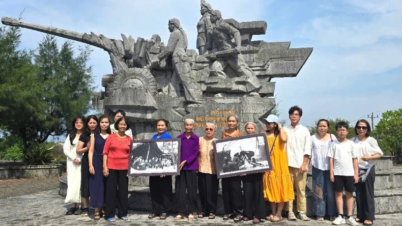 Quang Binh: Las exartilleras de Ngu Thuy recibieron fotografías históricas de su propia compañía. Foto 2