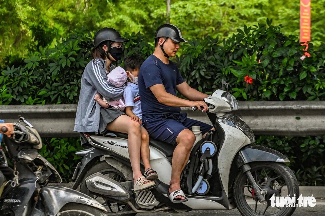 Près de 7km d'embouteillages à Hanoi même si les vacances ne sont pas encore terminées, même à midi il n'y a aucun moyen d'éviter les embouteillages - Photo 9.