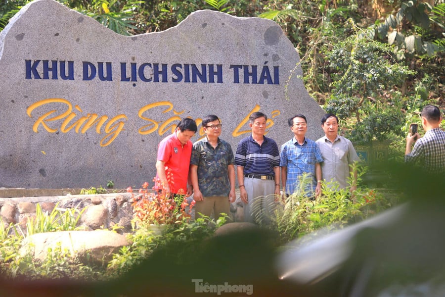 Mỗi khi đi qua khu rừng, du khách đều dừng lại nghỉ ngơi, hít hà không khí trong lành, sảng khoái. Hai bên đường, người dân dựng các chòi lá bán nước phục vụ du khách.