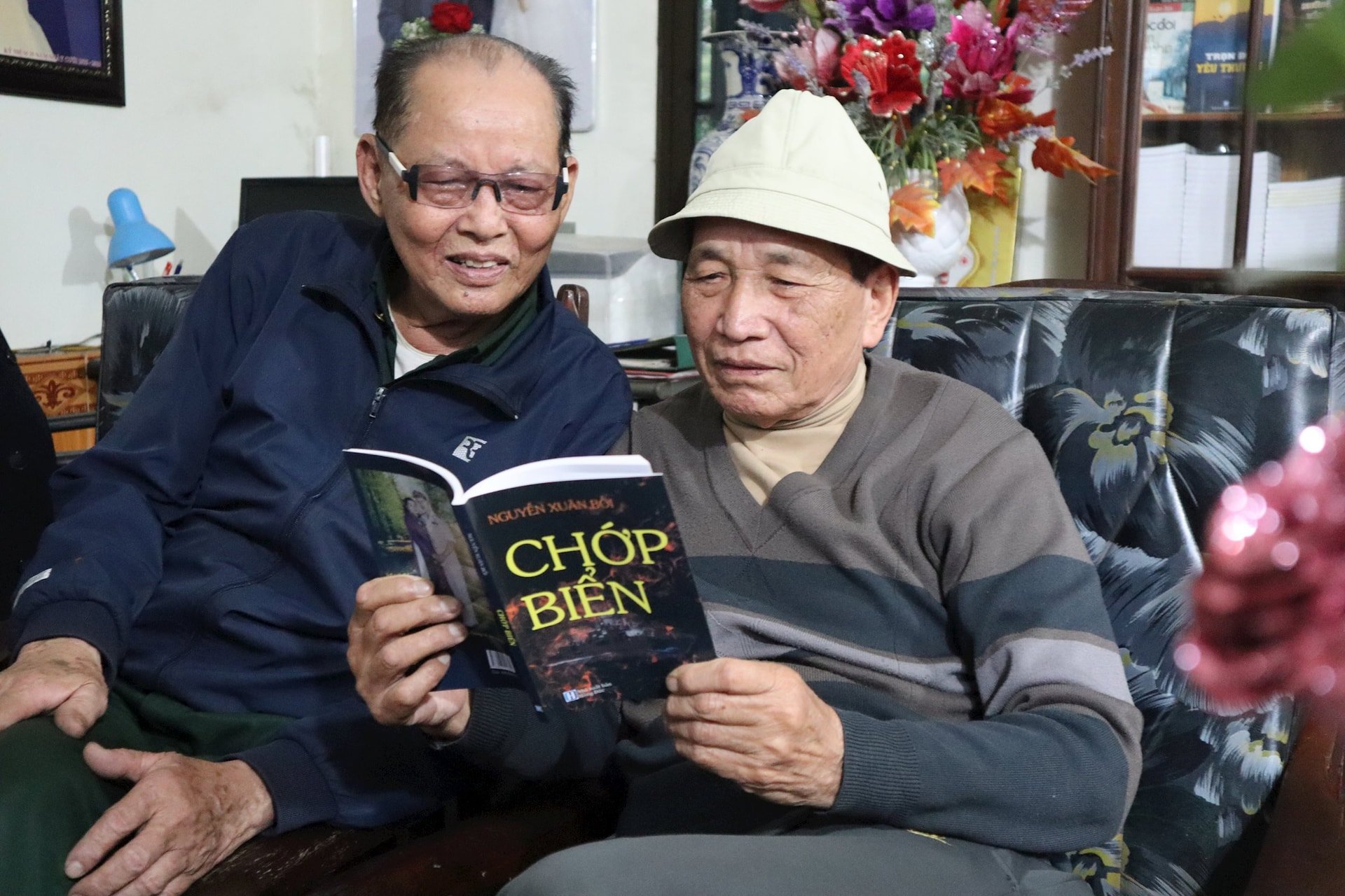 The life of People's Armed Forces Hero Le Xuan Senh in books